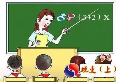 沙滩游玩的女孩们