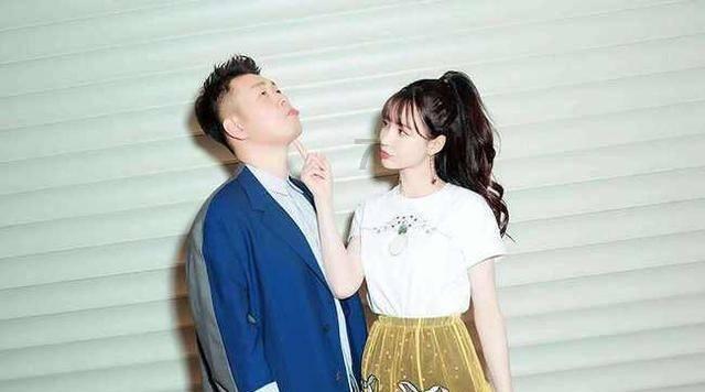 30岁左右的职场女性,今年流行“大衣+裙子+长裤”,通勤时髦
